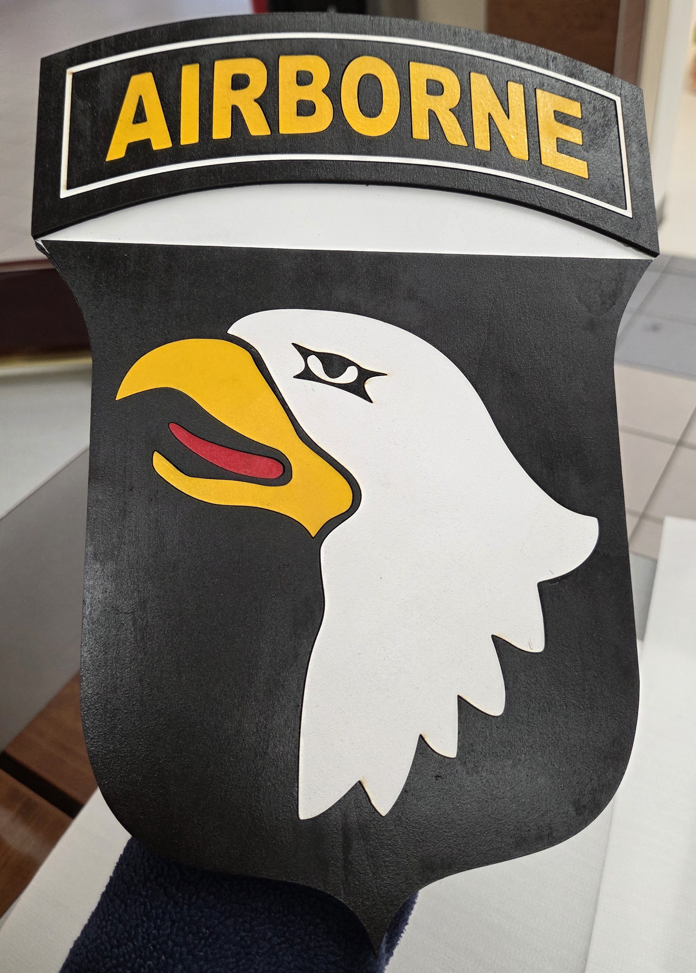 Airborne eagle crest display