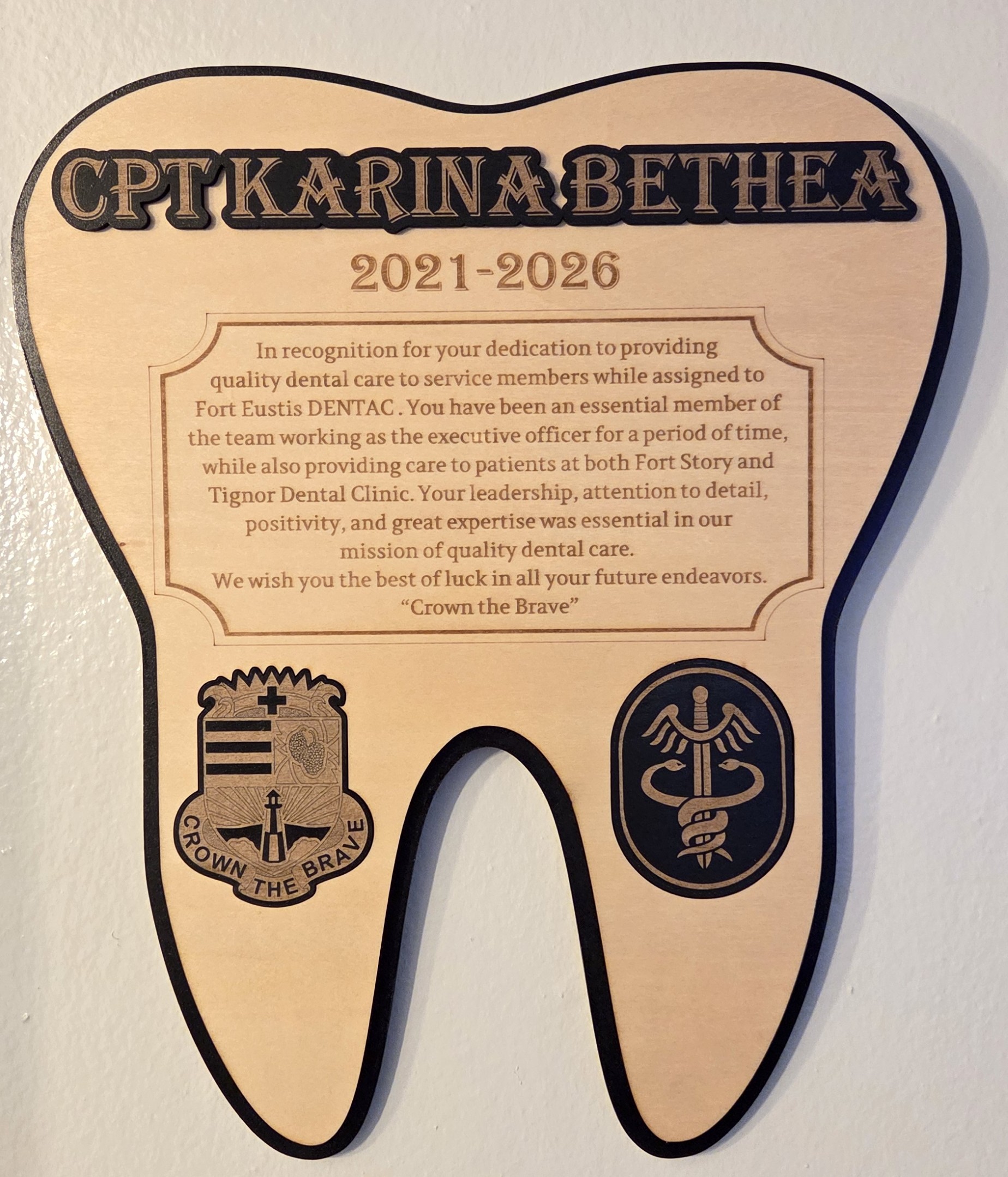 Tooth-shaped dental service recognition plaque